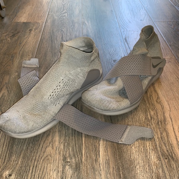 nike shoes with strap and no laces